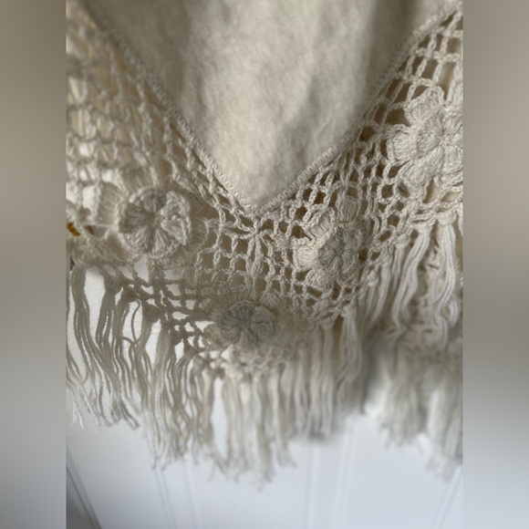 Importations Maria 100% Alpaca wool Handmade Natural Crochet Trim Poncho - Picture 5 of 10